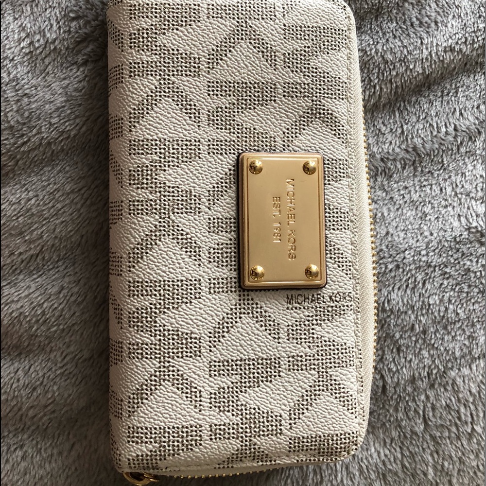 Michael kors wristlet
